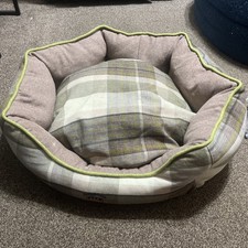 Snug And Cosy - Green / Brown Checked Oval Dog Bed • Medium / 30"
