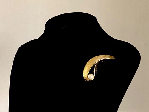 Vintage gold tone brooch - &, s