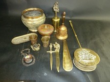 Job lot 4kg brass bowls, bells, shoe horn, fire brush, bed warmer