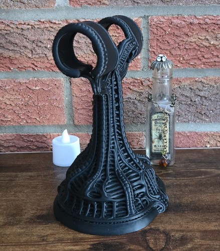Dual watch stand alien - alien, giger