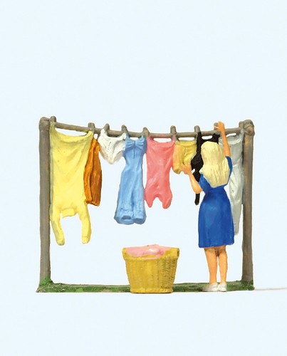 Preiser 28110 laundry day - laundry,