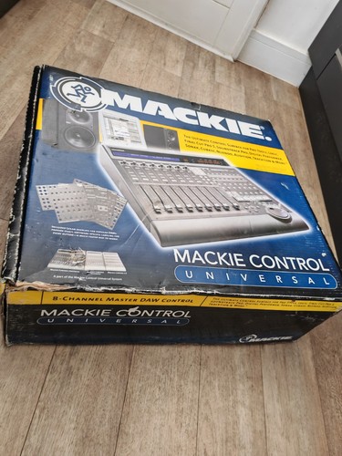 Mackie eight channel - eight, master
