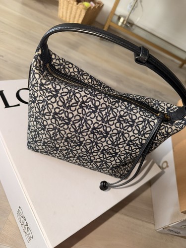 Loewe cubi anagram - loewe, logo