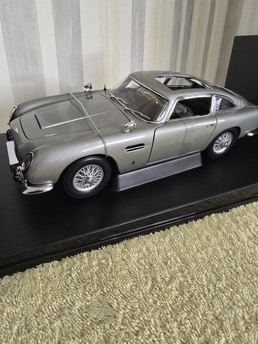 Autoart james bond aston - 1:18,
