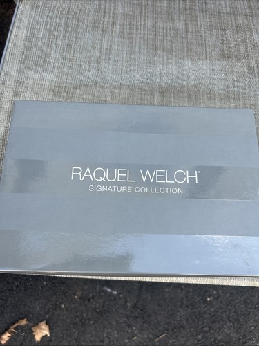 Raquel welch signature - raquel,