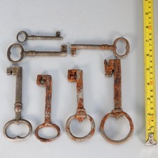 7 ANTIQUE KEYS Iron Bow