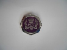 Queens silver jubilee,1977,vintage metal pin Badge