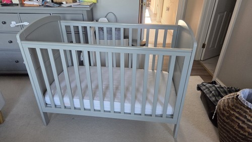 Mamas and papas mia cot - mamas,