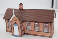 Hornby Skaledale R9824- Station Office good condition overall - missing finials