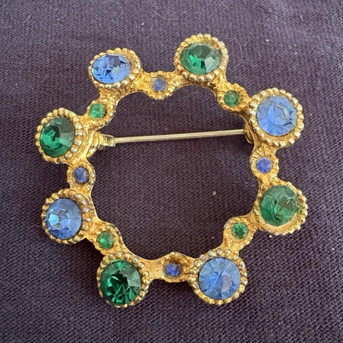 Gold tone circle brooch - gold,