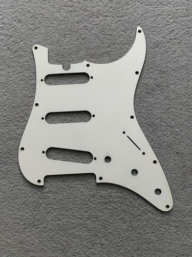 Fender strat pickguard - fender, white