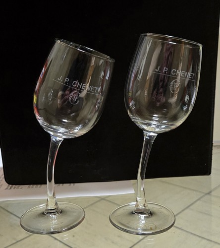 Chenet two wonky - two,