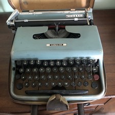 Vintage Olivetti Underwood Lettera 22 with Matching Case & Dust Cover Untested