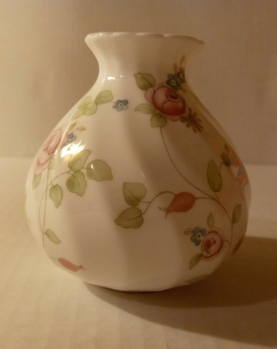 Wedgewood rosehip bud - bud, vase