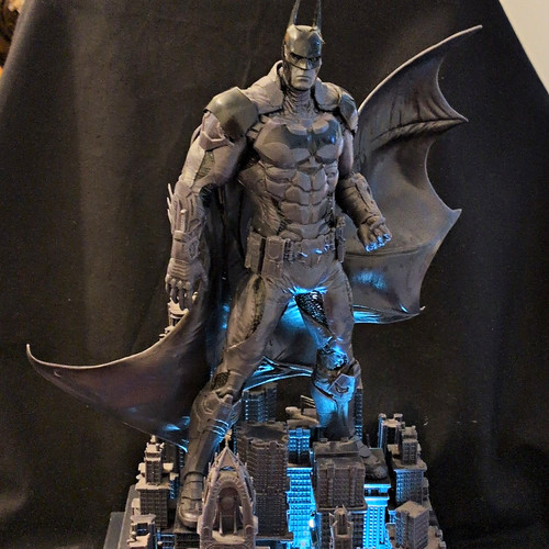 Arkham city memorial - city, statue