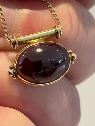 Fine 18ct gold cabochon - gold, garnet