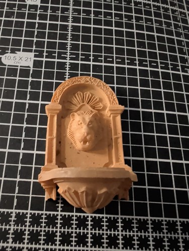 Scale light brown lion - brown,