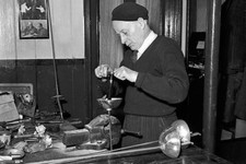 Fencing equipment makers Leon