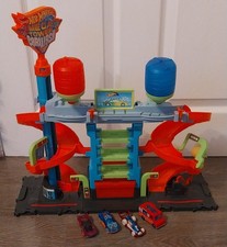 Hot Wheels City Mega Car Wash colour shift and 4 hotwheels car's 