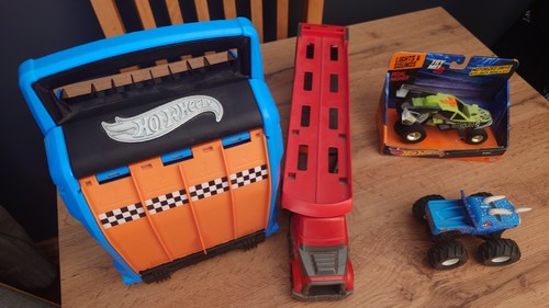 Hot wheels case - wheels,