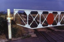 PHOTO  1984 GAILEY STAFFORDSHIRE LEVEL CROSSING ON MINERAL RAILWAY THIS LEVEL CR