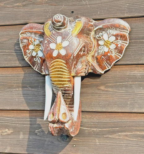 Stunning hand carved elephant - stunning,