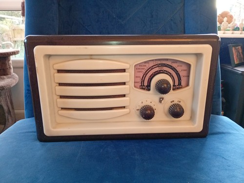 Vintage bakelite radio model - vintage,