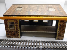 HORNBY R8002 Goods Shed Kit Engine Platform Large Building with weather shield