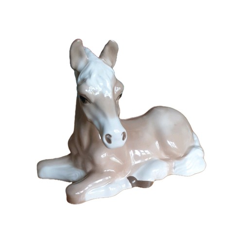 Vintage szeiler lying - lying, foal