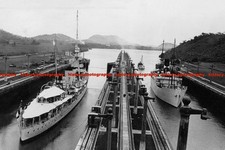 F003355 HMS Dauntless British