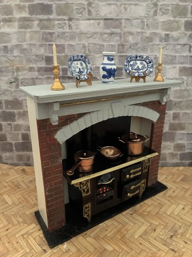 Dolls house scale - dolls,