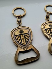 LEEDS UNITED OFFICIAL CREST KEYRING BOOTLE OPENER DOUBLE SIDE GIFT