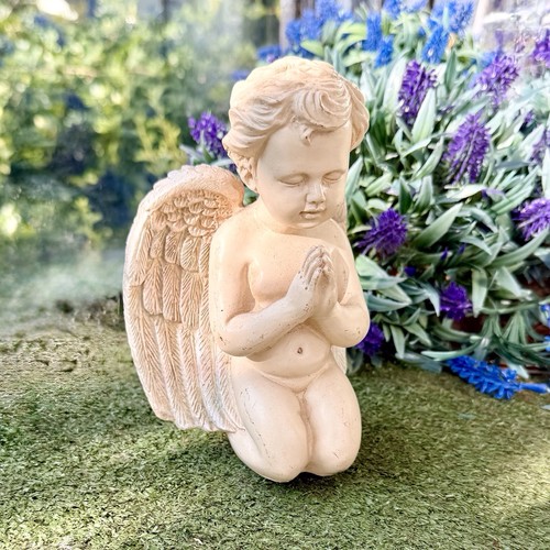 Kneeling praying cherub - kneeling,