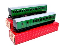 PAIR HORNBY DUBLO 2 RAIL 4025/26 SR SHORT SUBURBAN COACHES FMC NR MINT BOXED