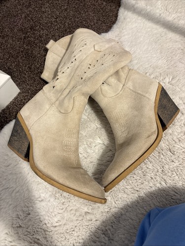 Women worn cowboy boots - women’s,
