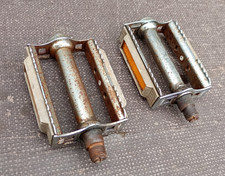 Vintage road bike flat pedals