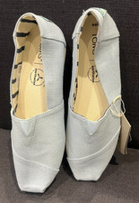 BNWT Toms Canvas Shoes