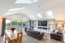 Extendable Oakland Solid Oak Dinning Table with Bench And 6 Chairs By Oakland