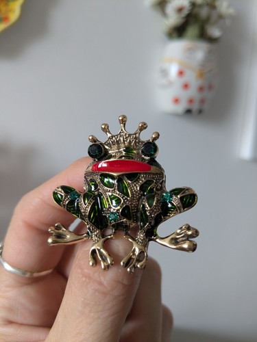 Frog crown brooch - frog, in
