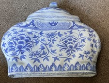 VINTAGE PAST TIMES BLUE AND WHITE DELFT STYLE TEA COSY