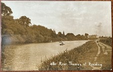 RPPC VIEW OF PEOPLE BOATING ON THE RIVER THAMES AT READING BERKSHIRE NO.450