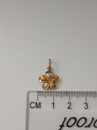 9ct gold flower pendant - gold,