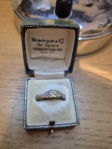 9ct gold ring - 9ct, spinel