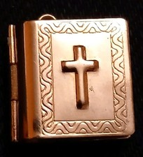 9ct Gold Charm . Bible With The Common Book Of Prays Inside 2.1g Hallmarked
