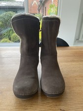 Women’s CLARKS brown nubuck leather GoreTex waterproof mid calf boots, UK6.5D