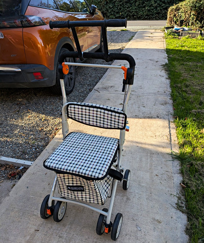 Mobiclinic wheel rollator - 4-wheel,
