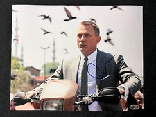 DANIEL CRAIG SIGNED 8X10 PHOTO