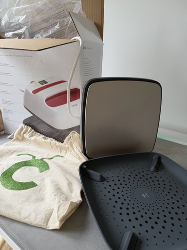 Lightly used cricut easy press - used,