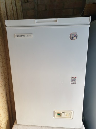 Frigidaire small chest freezer - small,
