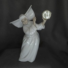 Lladro 6407 Nun with